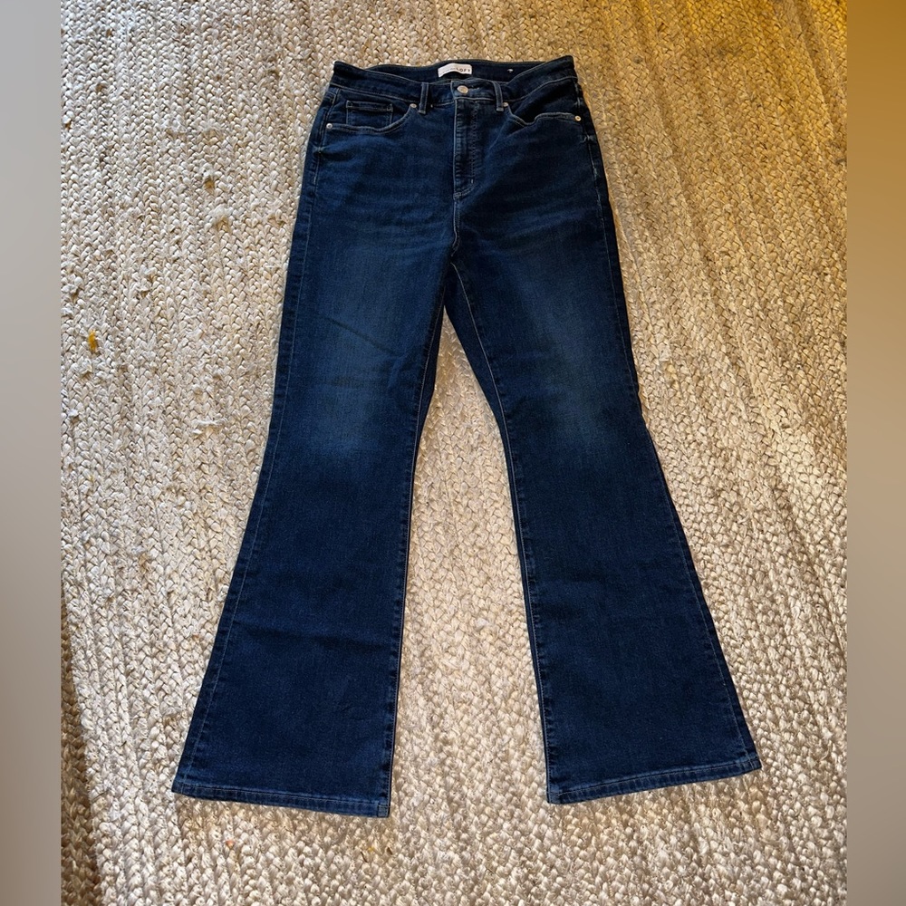 LOFT CURVY SLIM FLARE JEANS. BRAND NEW, NEVER WORN. SIZE 8/29
